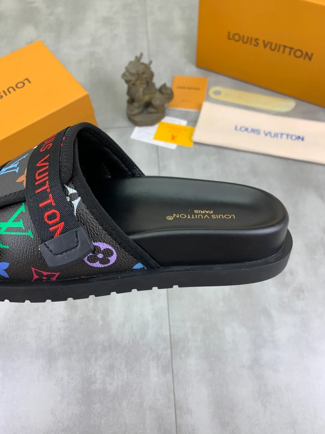 Men's shoes 💰P320💰【New style】🆘 Original quality 【LOUIS VUITTON】The popular Louis Vuitton LV men's slippers on the official website are on sale simultaneously! Original fabric imported from Italy, original factory special supply, code number: 38-44 (45 customized), many colors available
